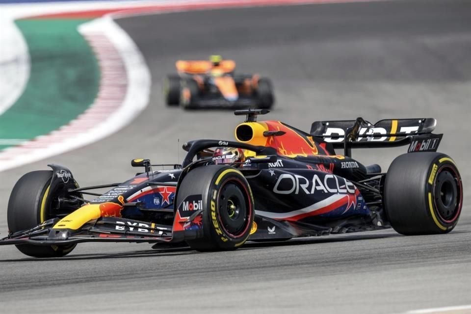 Max Verstappen dominó de principio a fin la carrera sprint en Austin, donde marcó la diferencia para llevarse ocho puntos más a su registro tras su tricampeonato.