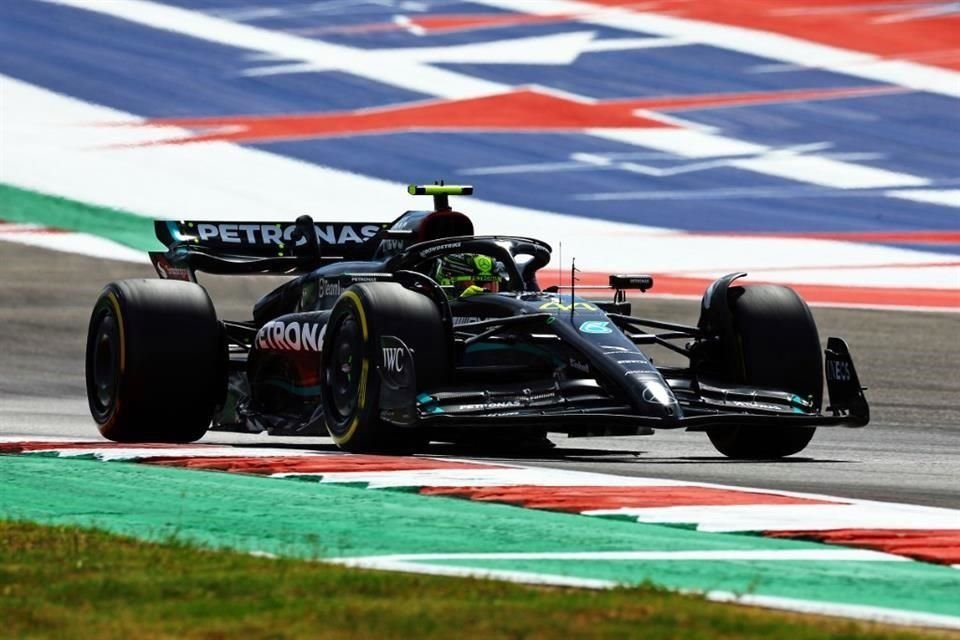 Lewis Hamilton hizo un buen negocio en la Carrera Sprint y aprovechó la ventana que le dejó Charles Leclerc para quedarse con siete puntos que lo ponen a 27 unidades de Checo Pérez por el subcampeonato de pilotos.