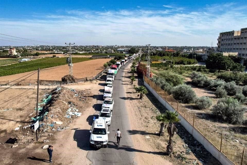 Esta vista aérea muestra camiones de ayuda humanitaria que llegan desde Egipto después de haber cruzado el cruce fronterizo de Rafah.