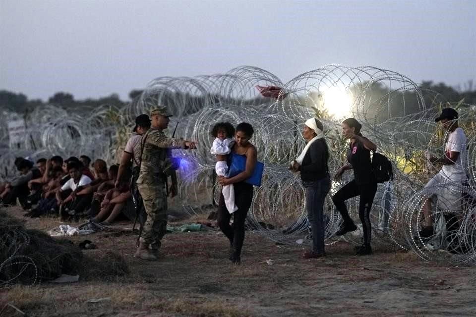 Los migrantes que cruzaron el Río Bravo y entran a EU son procesados por la Oficina de Aduanas y Protección Fronteriza de EU.