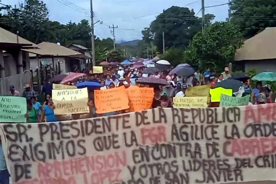 Cientos de personas participaron en la marcha.