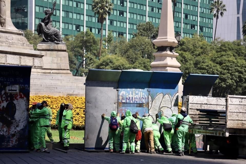 Vallas fueron instaladas por personal de la Sobse y SSC ante la mirada de los últimos turistas que pudieron retratarse en la escalinata.