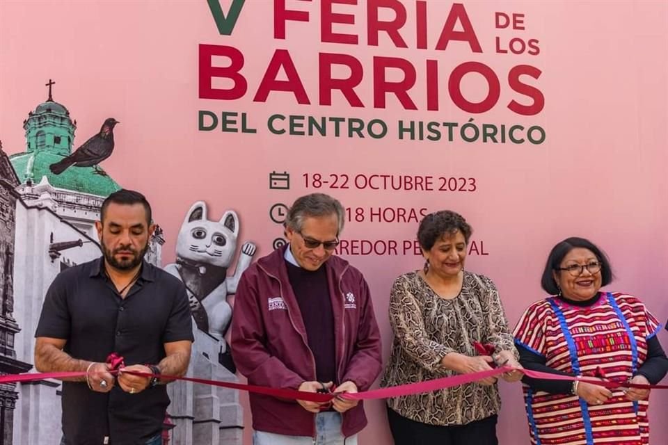 Oficios como el de escribano y reparador de paraguas son algunos de los que se encuentran reunidos en la Feria de Barrios del Centro Histórico, que se puede visitar hasta hoy en Regina.