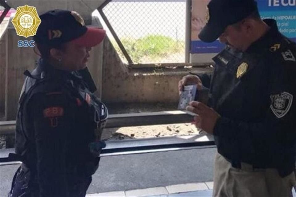 La PBI rescató a un murciélago en el Metro Constitución de 1917 de la Línea 8, luego de que se percataron que el animal se encontraba en la parte superior de unas escaleras dentro de la estación.