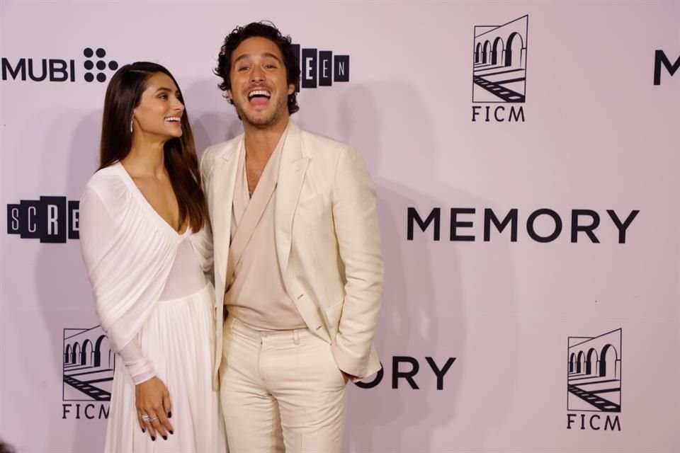 Diego Boneta fue acompañado de su novia, Renata Notni, para la proyección de 'Memory'.