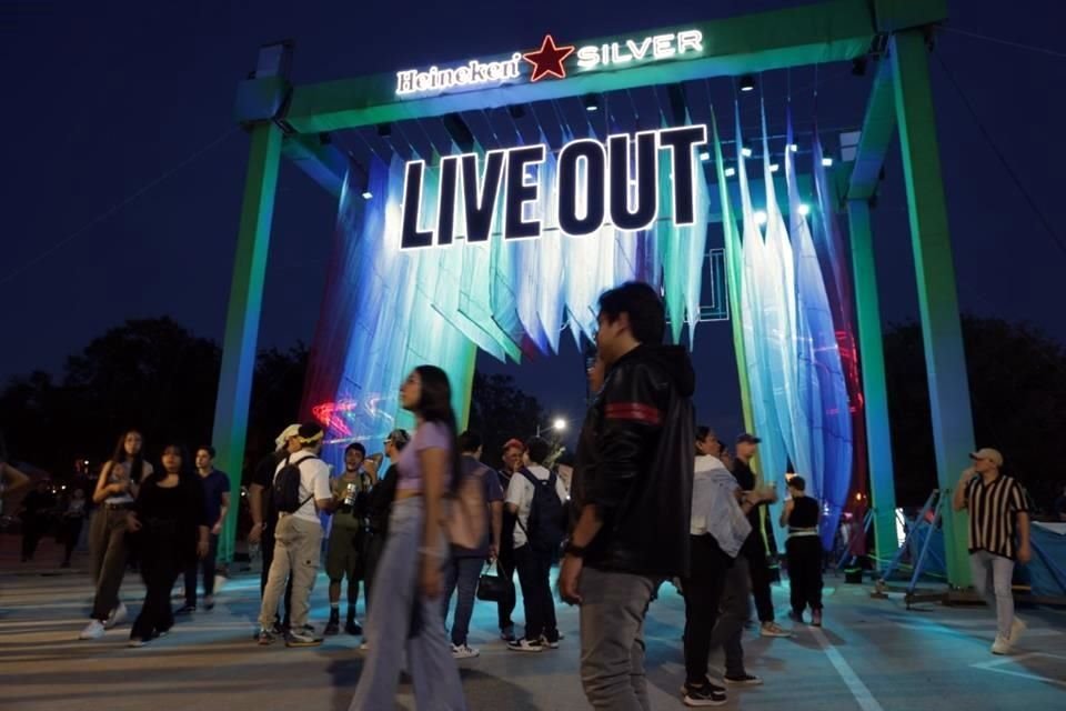 Miles de jóvenes se dan cita en el Parque Fundidora para disfrutar del festival Live Out 2023.