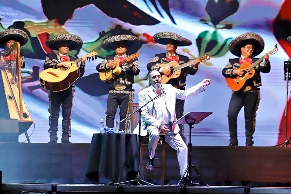 El cantante español estuvo acompañado en algunas de sus interpretaciones por el Mariachi Gama 1000.