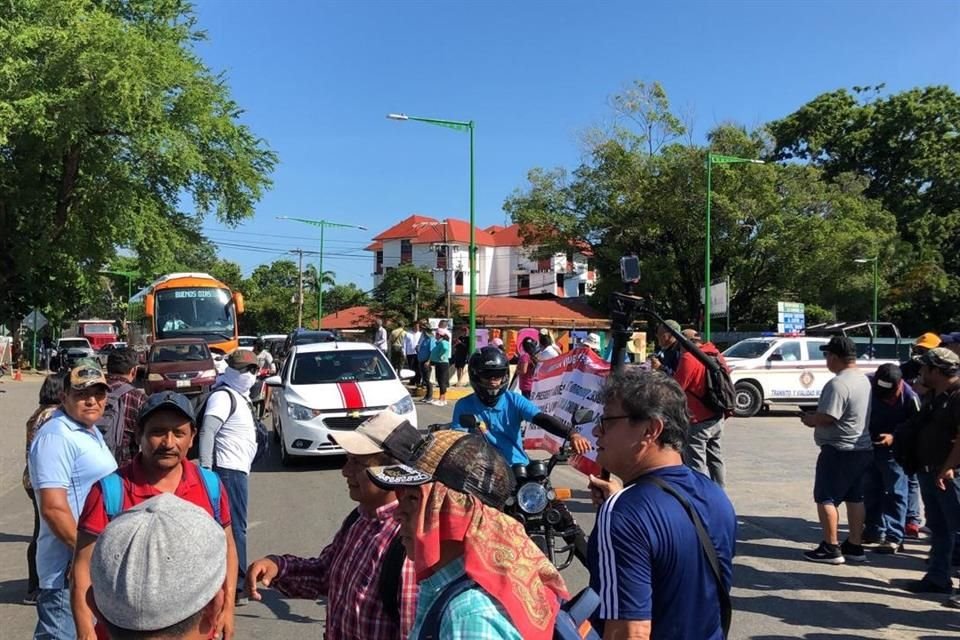 Profesores de la CNTE afuera de sede donde será Cumbre migratoria en Palenque, Chiapas.