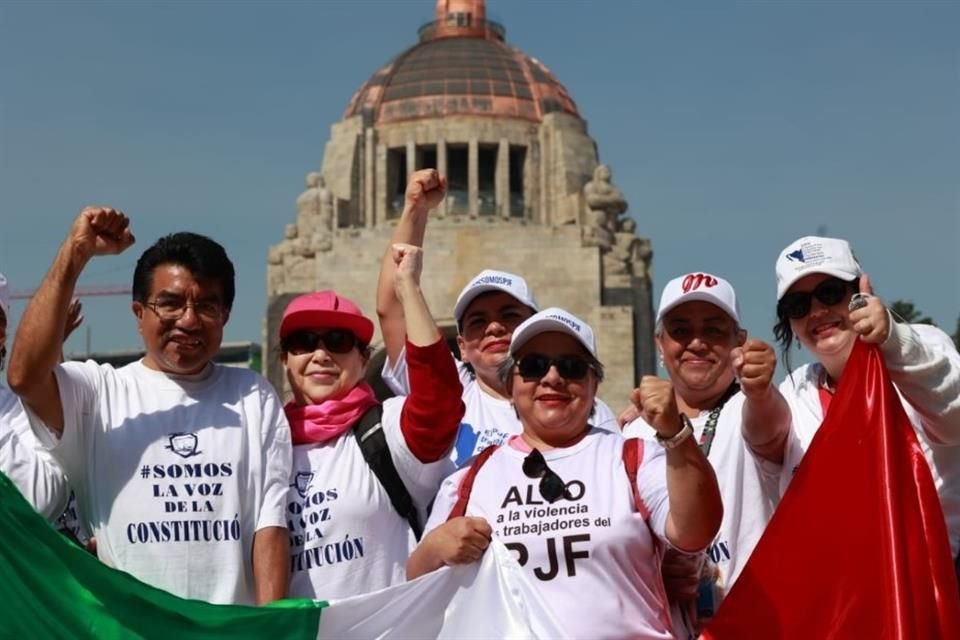 Ciudadanos con playeras en defensa del Poder Judicial se preparan para marchar desde el Monumento a la Revolución.