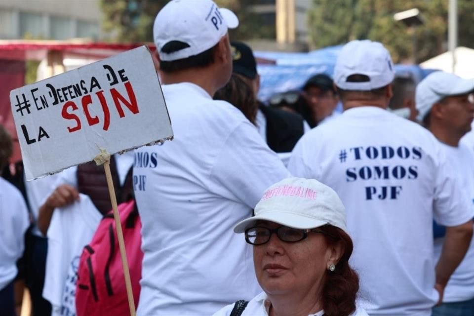 Una ciudadana porta un cartel con la leyenda: 'En defensa de la SCJN'.