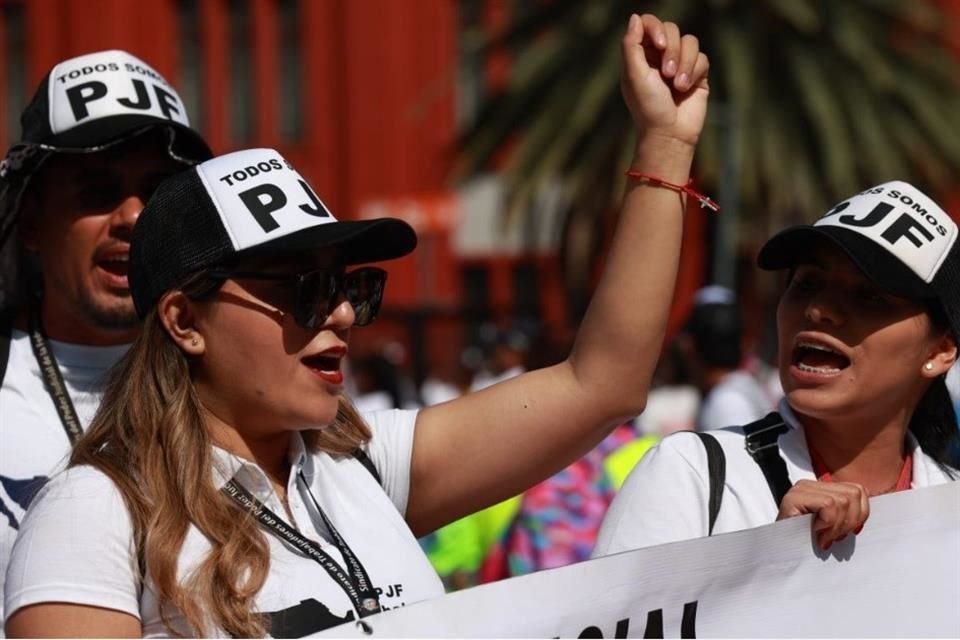 Trabajadores del Poder Judicial gritan consignas previo al inicio de la marcha.