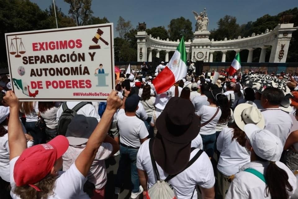 Los trabajadores hicieron un mitin en el Hemiciclo a Juárez.