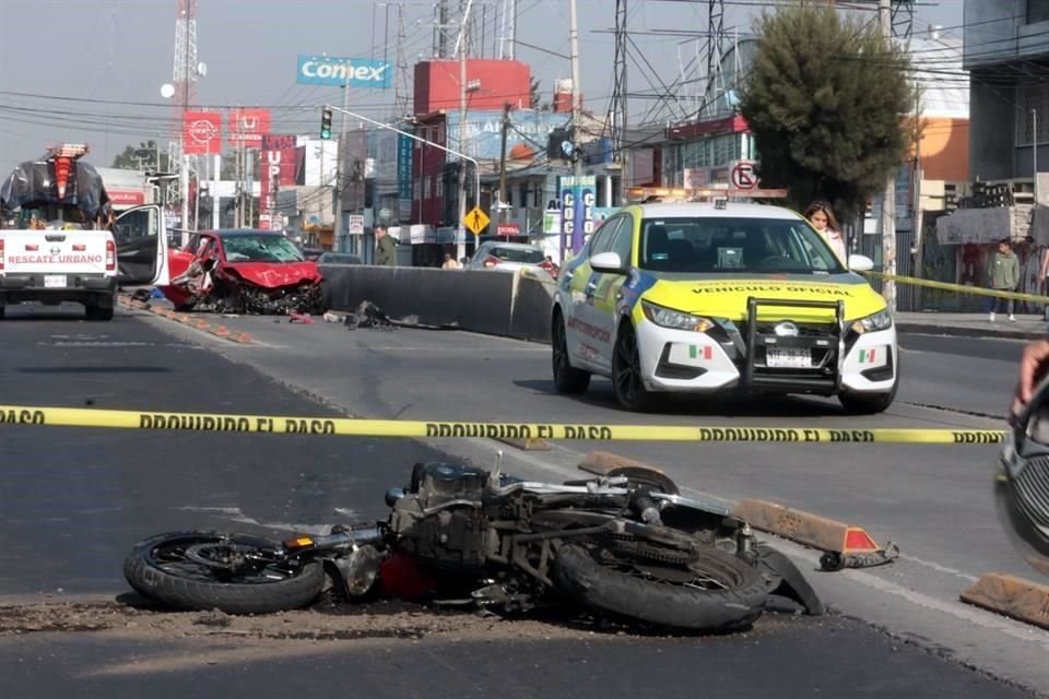 El conductor de una motocicleta falleció al ser embestido por un vehículo en la Colonia San Cristóbal, en el Centro de Ecatepec.