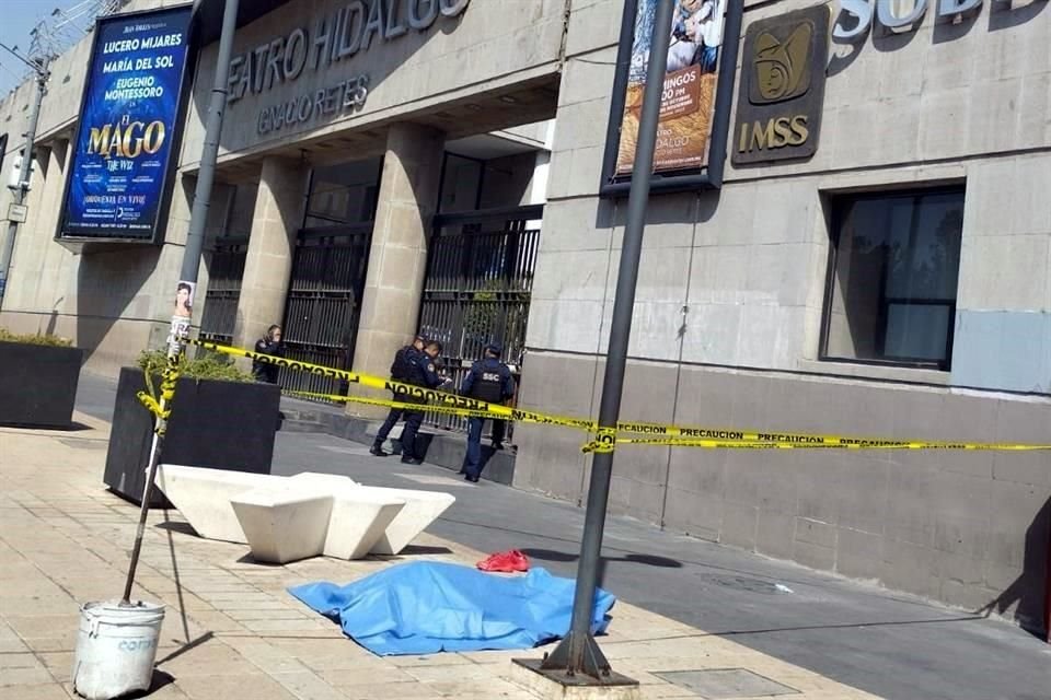 Una mejer agente de la Policía Auxiliar falleció tras sufrir un infarto al exterior del Metro Bellas Artes; estaba comisionada a vigilancia de inmediaciones de la estación.