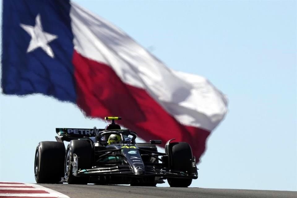 Lewis Hamilton no baja los brazos y quedó segundo, por lo que le mete presión al mexicano.