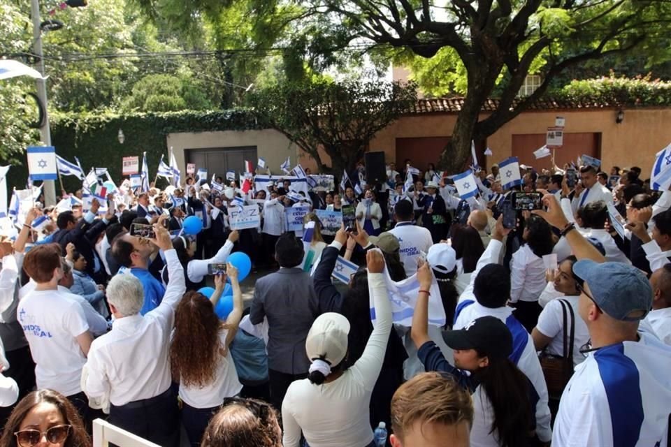 La comunidad israelí en México se congregó afuera de la Embajada de ese país ubicada en Lomas de Chapultepec.