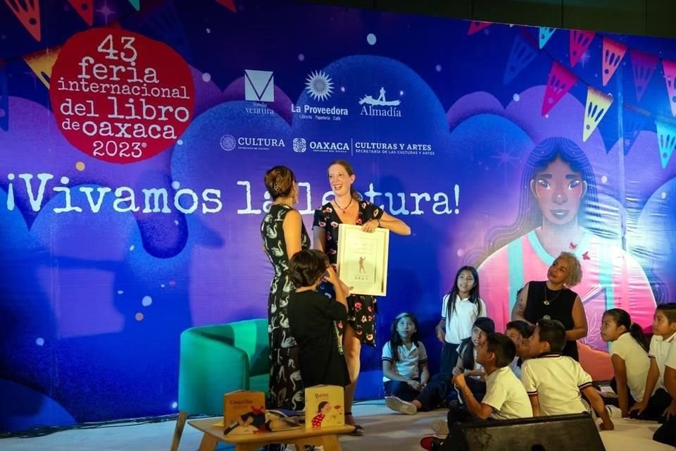 Martha Riva Palacio Obón, escritora comprometida con las y los primeros lectores, recibió en la Ciudad de Oaxaca el Homenaje FILO Chamacxs.