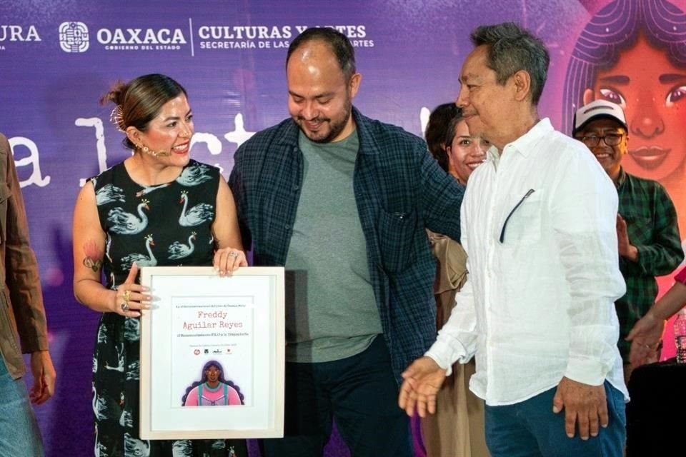 Mientras que Freddy Aguilar Reyes, bibliotecario oaxaqueño, obtuvo el Reconocimiento FILO a la Trayectoria, que le fue entregado por Vania Reséndiz, directora general del encuentro, y Guillermo Quijas-Corzo, su jefe de programación.