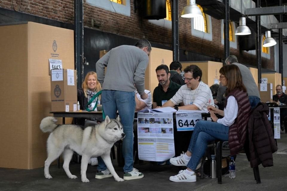 Un hombre emite su voto en una casilla electoral durante las presidenciales de Argentina, el 22 de octubre.