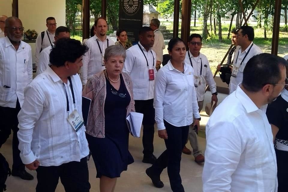 Antes de anunciar los acuerdos, la Canciller Alicia Bárcena conversa con el vocero presidencial Jesús Ramírez Cuevas.