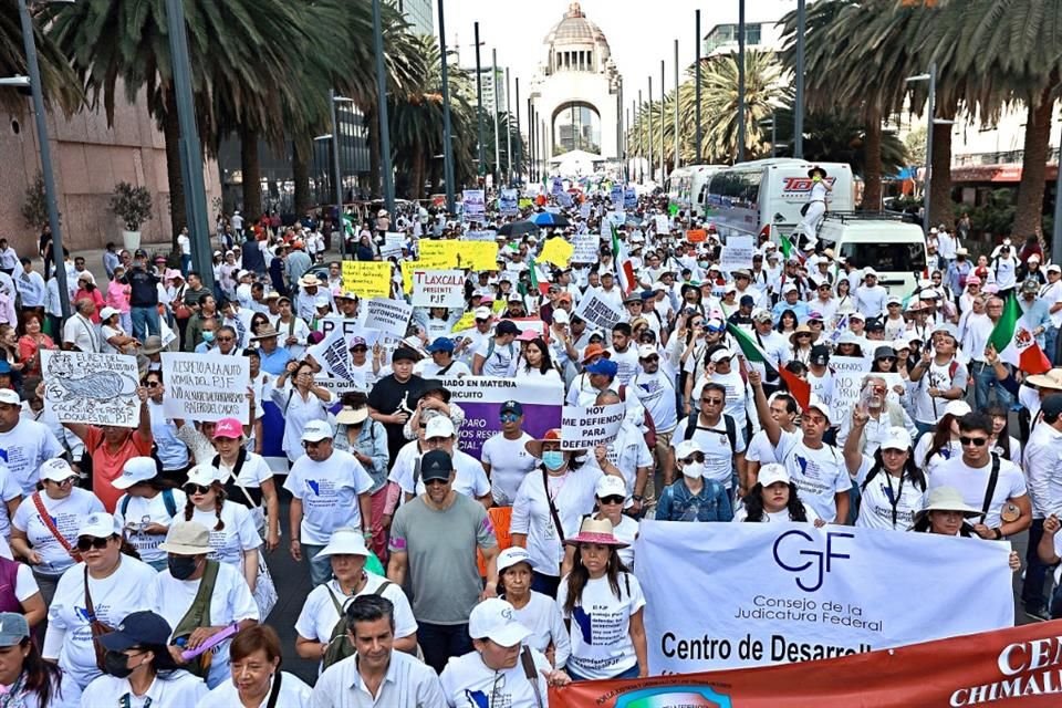 Trabajadores del PJ marcharon en varias ciudades contra la desaparición de 13 fideicomisos, con los que según se financian sus prestaciones.