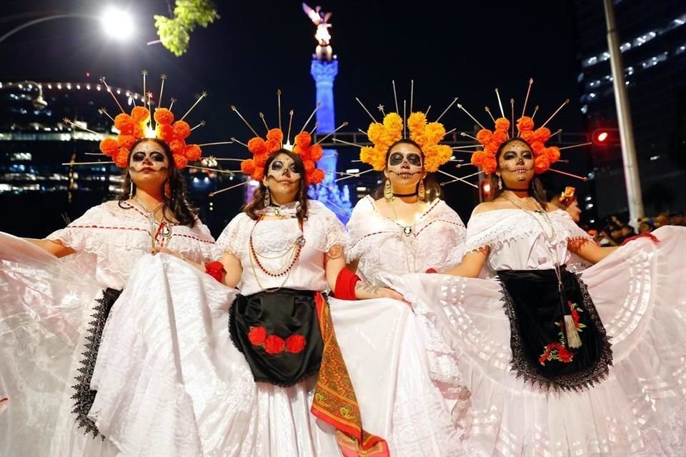 En la megaprocesión participaron 26 contingentes con atuendos coloridos.