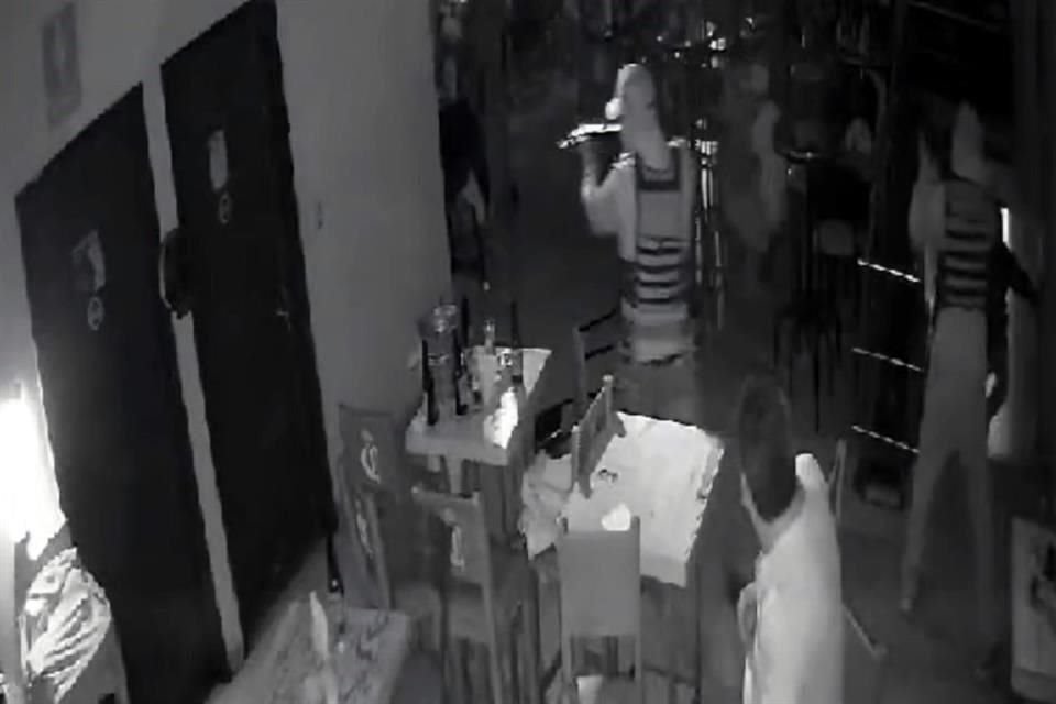 El atraco ocurrió en el bar 'Jaloo', ubicado en la capital de San Luis Potosí, según los reportes. 