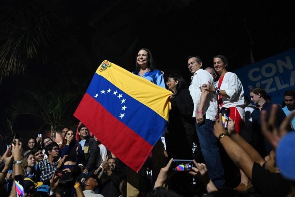 La candidata opositora María Corina Machado celebra los resultados de la elección primaria de la oposición.