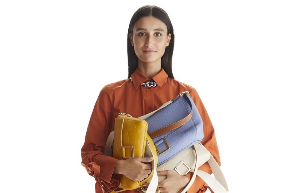 La firma española Purificación García propone bolsos, accesorios y prendas con colores alegres para esta temporada de otoño.