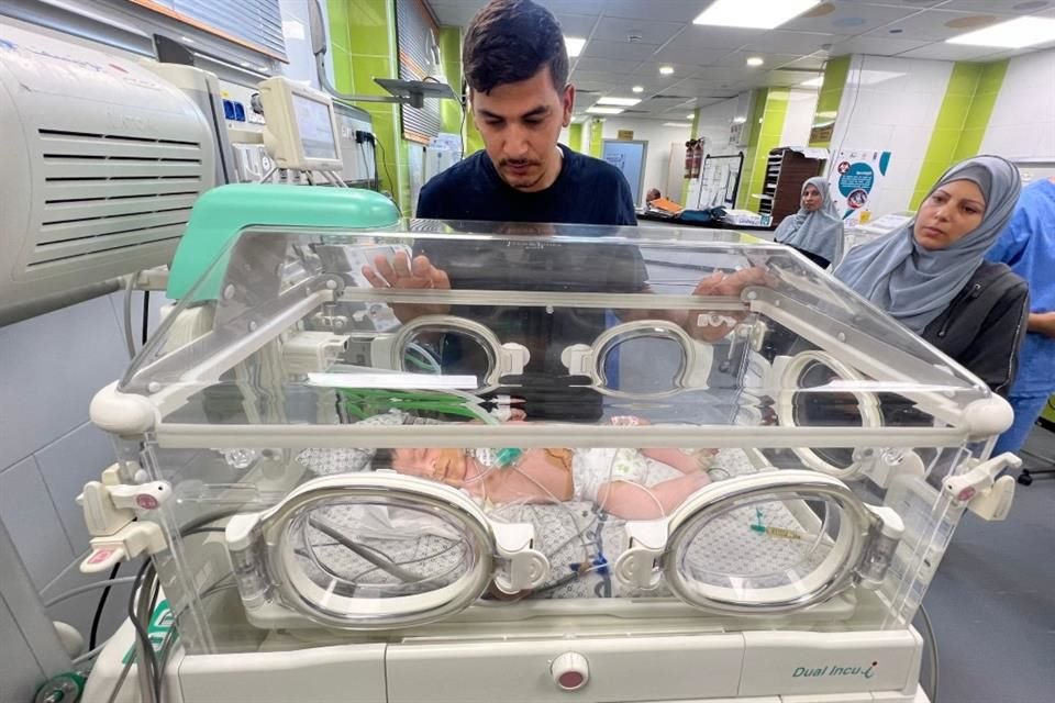 Un hombre observa a su hija dentro de una incubadora en un hospital en Rafah, el 23 de octubre.