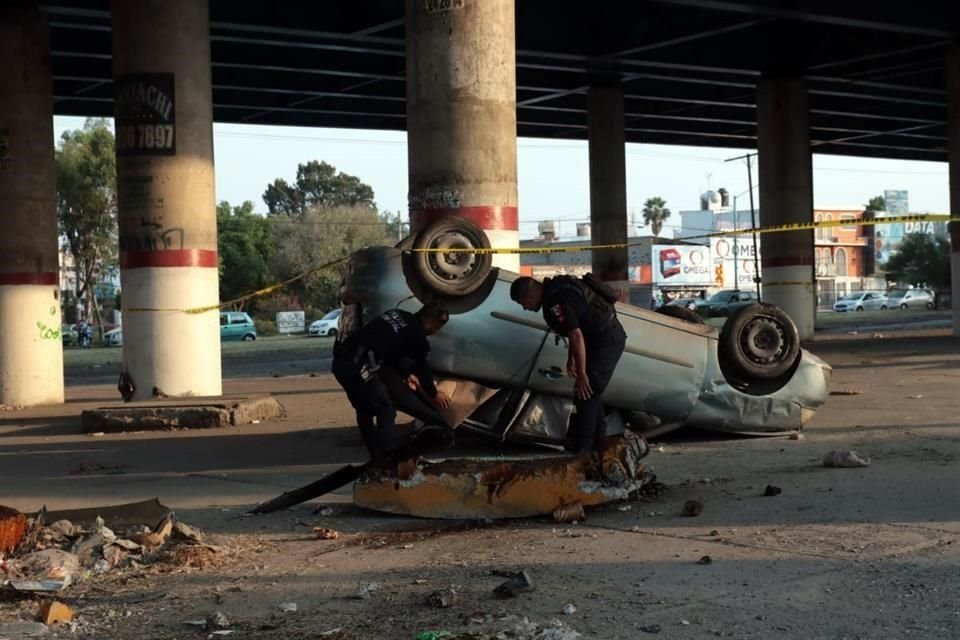 Presuntamente el auto volcó tras tomar una curva a gran velocidad.