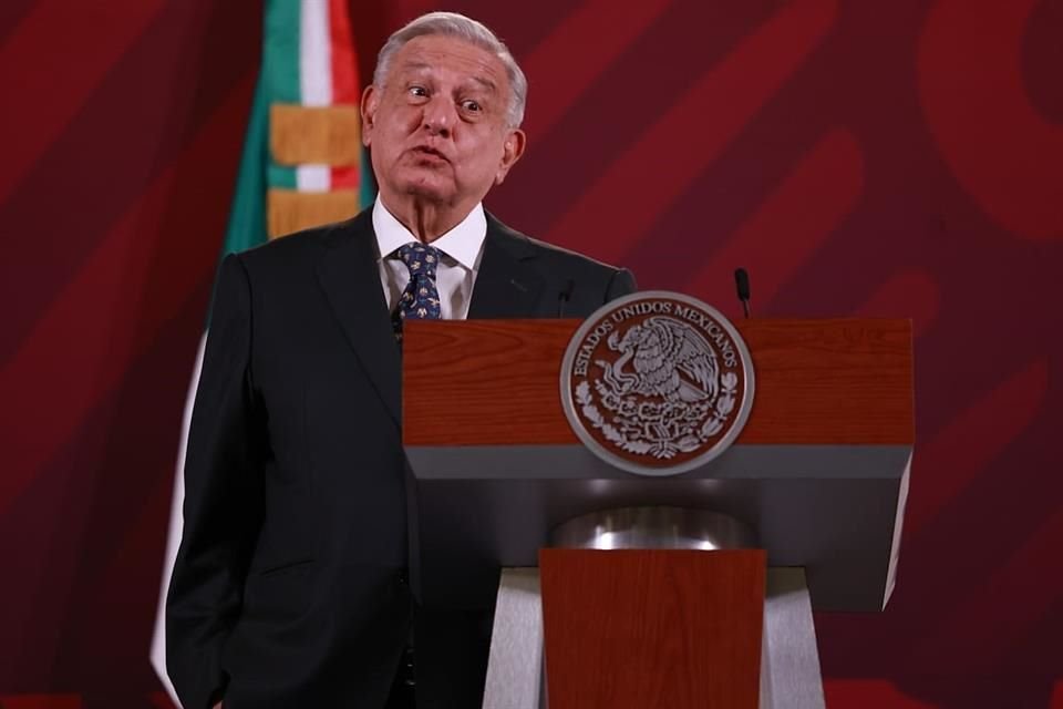 El Presidente en conferencia de prensa.