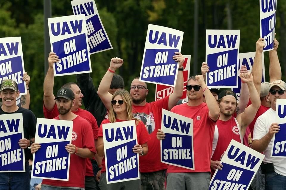 El anuncio se da unas horas después de que General Motors retirara sus previsiones de beneficios para 2023 por los crecientes costos de las huelgas del UAW.