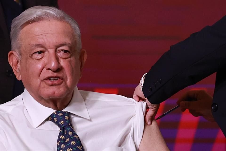 AMLO fue vacunado contra Covid-19 y contra influenza en su mañanera.