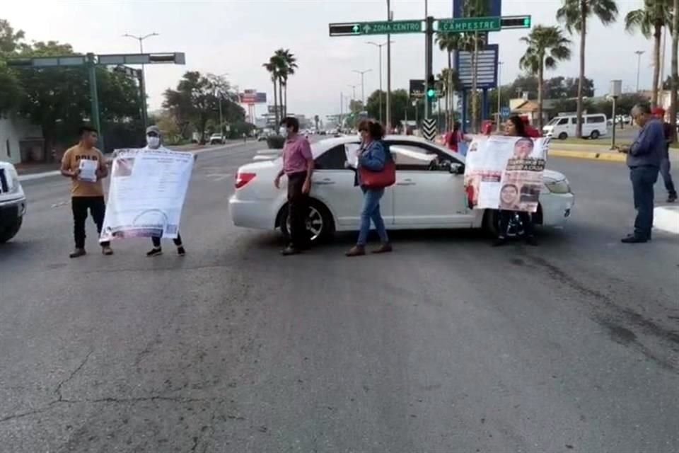 Los manifestantes colocaron automóviles en los carriles de ida y vuelta en la Avenida Tamaulipas.