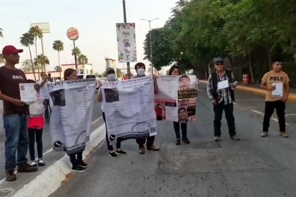 Con pancartas las personas que realizan la protesta pidieron al Gobernador, así como a la FGJT buscar al familiar desaparecido y que lo regresen con vida.