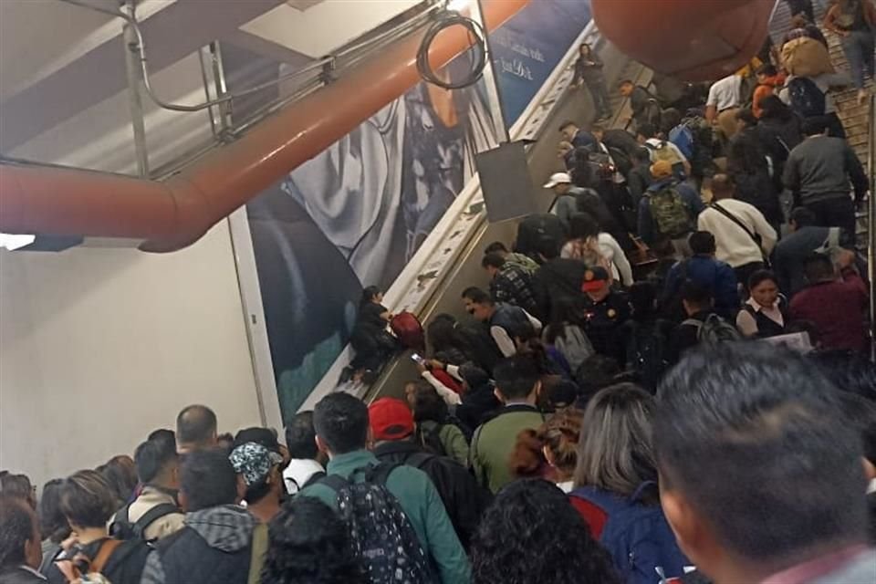 Servicios de emergencias atendieron el cambio abrupto en el sentido de la operación de escaleras eléctricas en la estación Polanco de L-7.