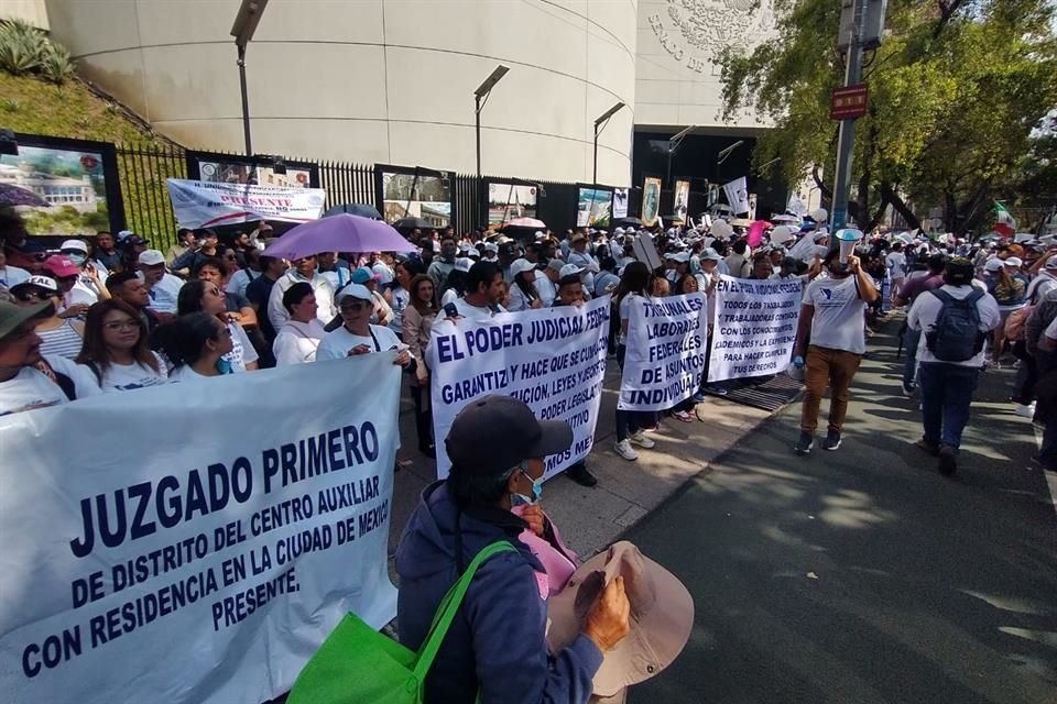 Trabajadores del PJ afuera del Senado.