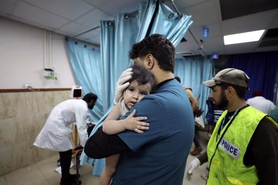 Un médico palestino sostiene a un niño herido en un ataque aéreo israelí en la Franja de Gaza.