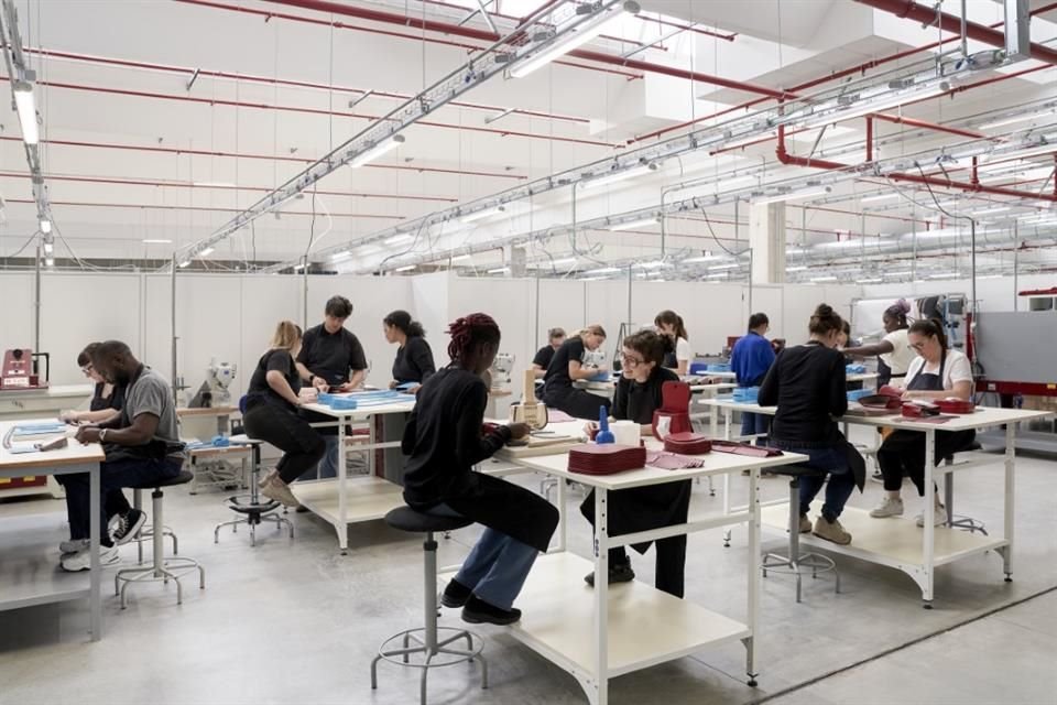 La firma de moda Bottega Veneta anunció la fundación de la Academia de Labor y Talento, que es un taller para impulsar nuevas generaciones.