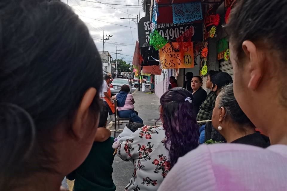 Vecinos de la zona se acercaron al lugar donde quedó muerta la víctima.