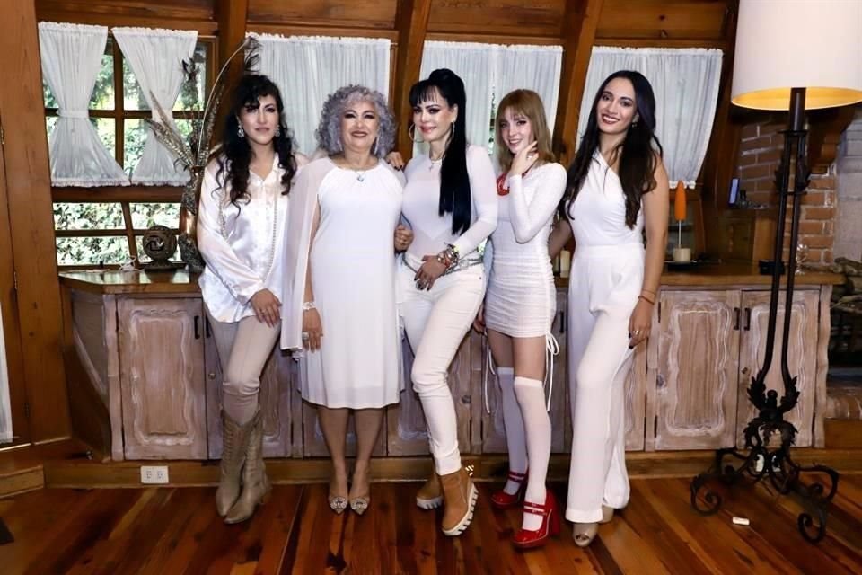 Ana Victoria, Marcelia Figueroa e Imelda Garza se sumaron al recuerdo de sus seres queridos.