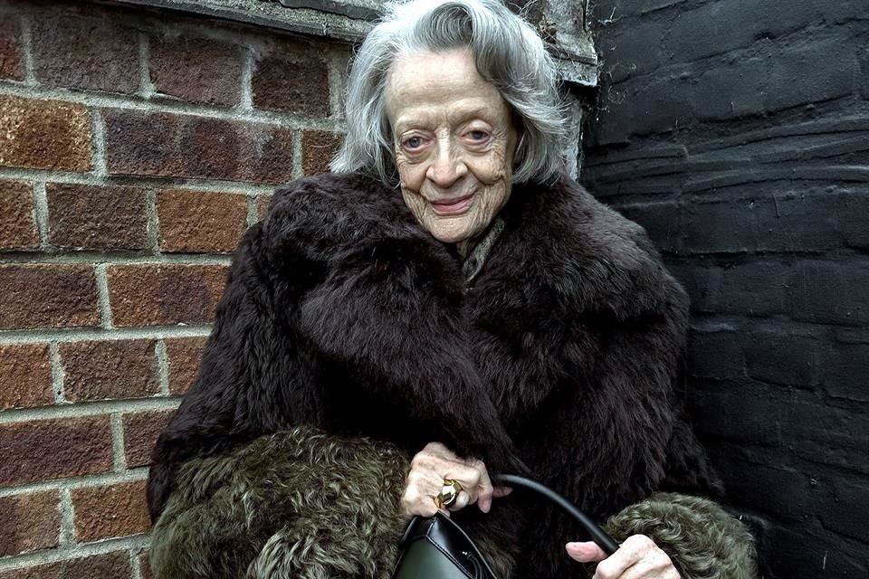 Presumiendo sus arrugas, la célebre actriz británica Maggie Smith debuta como la sorprendente imagen de la firma Loewe, a sus 88 años.