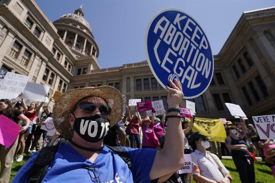 Manifestantes por el derecho al aborto asisten a una concentración en el Capitolio del estado de Texas, el 14 de mayo de 2022.