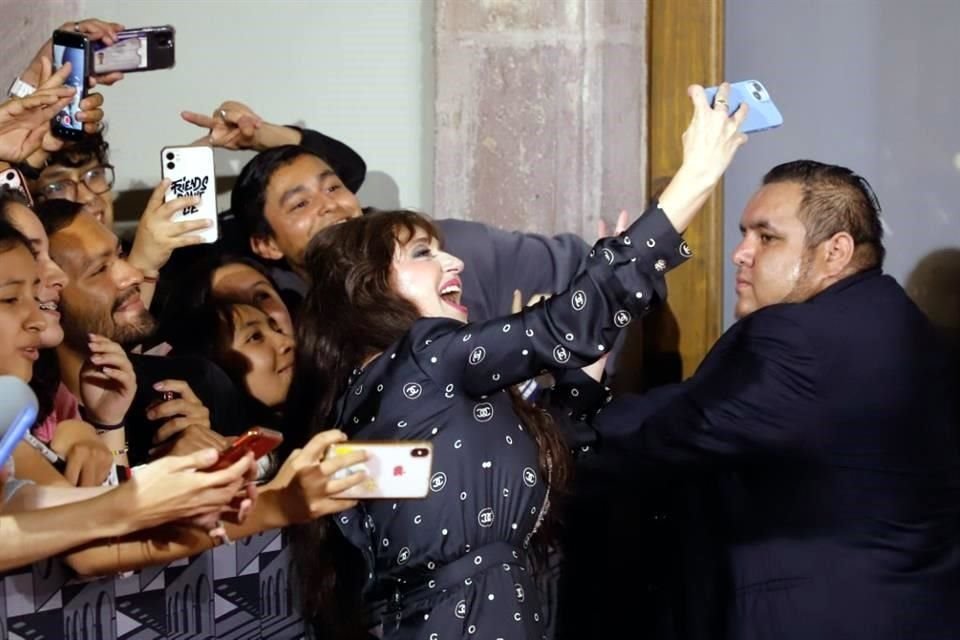 Treviño convivió con todos sus fans a su paso por la alfombra roja.