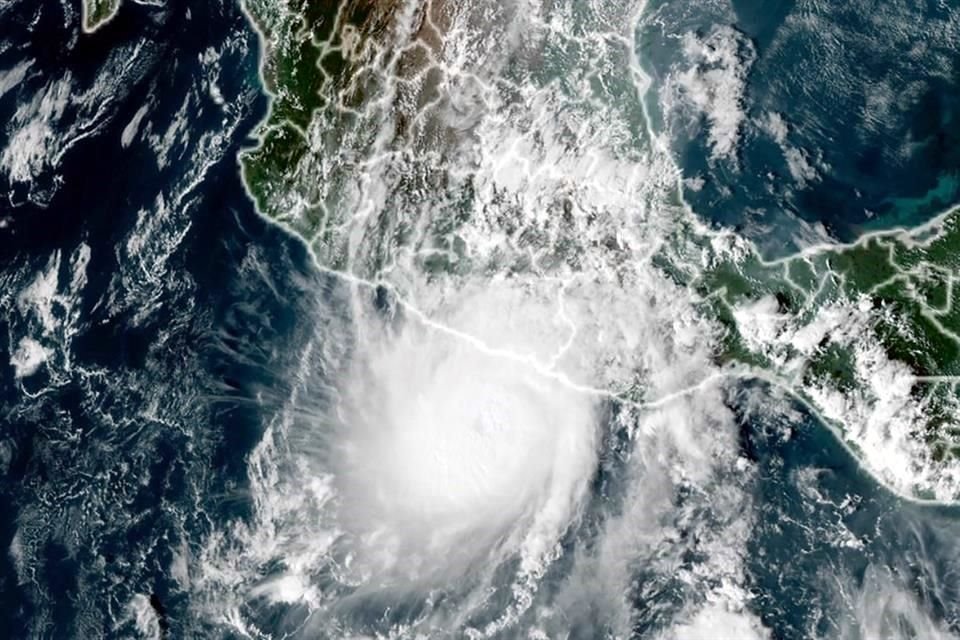 En tanto sólo 12 horas 'Otis' cobró la fuerza con la que pegó a Acapulco y a lo largo de la costa guerrerense hacia Zihuatanejo. 