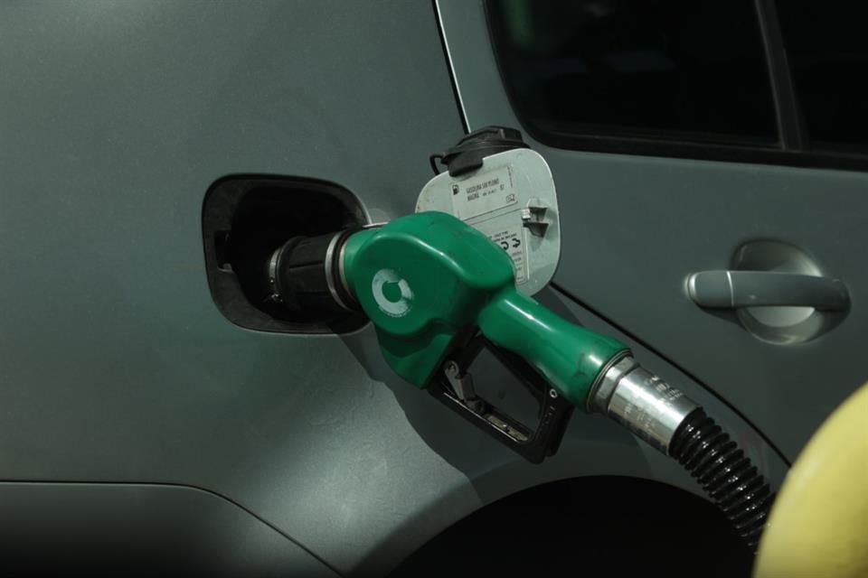 Por cada litro de gasolina magna o regular, los consumidores tendrán que pagar 6.17 pesos de impuesto.