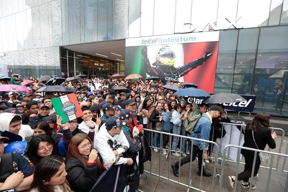 La afición respondió y espero bajo la lluvia para ver a su ídolo.