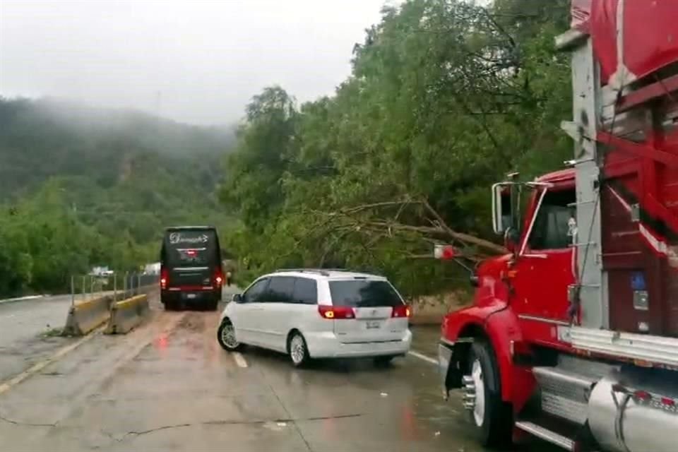 Los militares se toparon con deslaves en Acapulco.