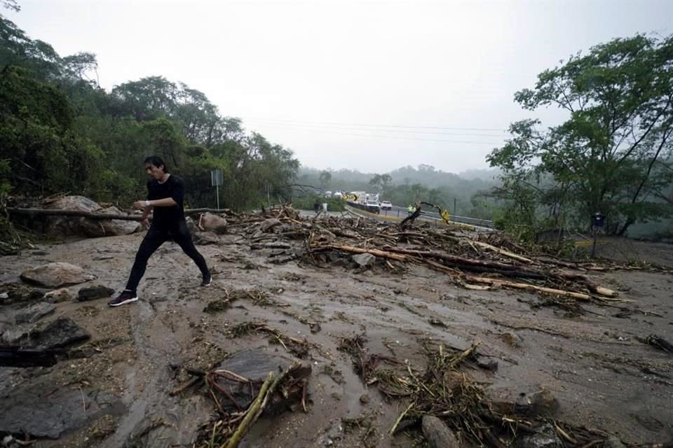 Un bloqueo carretero debido a un deslizamiento de tierra provocado por 'Otis' cerca de Acapulco.